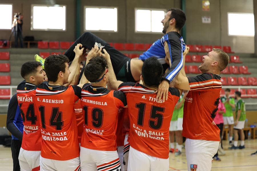 El porter, mantejat pels seus companys d'equip a la fi del partit.